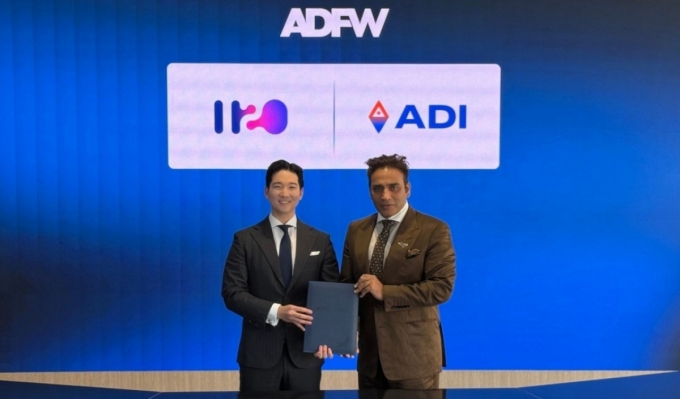 이웅희 에이치투오호스피탈리티 대표(왼쪽)와 아자이 바티아 ADI 재단 이사회 의장이 지난 11일 &lsquo;아부다비파이낸스위크(ADFW)&rsquo;에서 블록체인 인프라 구축을 위한 파트너십 계약을 체결했다./사진=에이치투오호스피탈리티