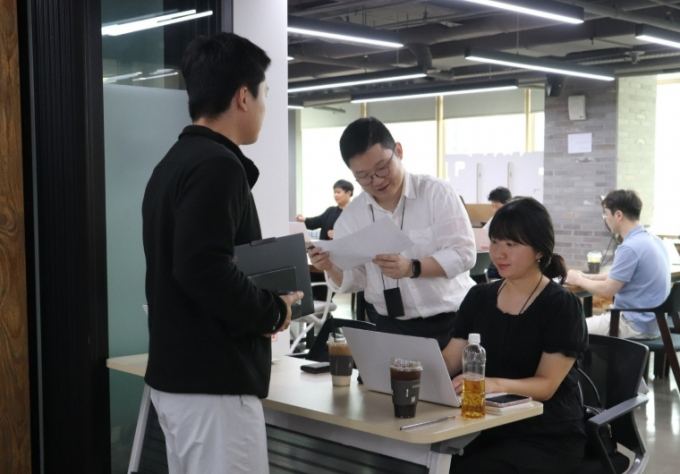 디캠프 전문자문 서비스 참여자들이 상담을 진행하고 있다./사진=디캠프 