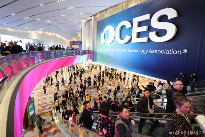 세계 최대 IT(정보기술)&middot;가전 전시회 'CES 2025' 폐막을 하루 앞둔 9일(현지시간) 미국 네바다주 라스베이거스 컨벤션센터(LVCC)에서 관람객들이 전시장을 오가고 있다./사진=뉴스1