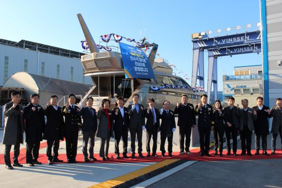 수소연료전지 추진선박 &lsquo;하이드로 제니스&rsquo; 진수식에서 주요 내빈들이 기념촬영을 하고 있다/사진=빈센 