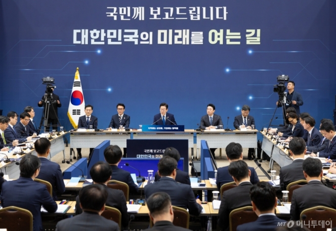 (서울=뉴스1) 허경 기자 = 이재명 대통령이 17일 세종시 정부세종컨벤션센터에서 열린 산업통상자원부&middot;지식재산처&middot;중소벤처기업부 업무보고에서 발언하고 있다. (대통령실 제공. 재판매 및 DB 금지) 2025.12.17/뉴스1  Copyright (C) 뉴스1. All rights reserved. 무단 전재 및 재배포,  AI학습 이용 금지. /사진=(서울=뉴스1) 허경 기자