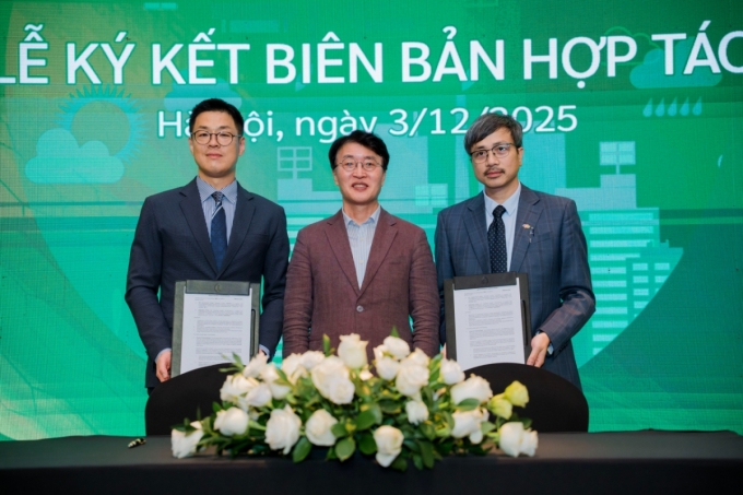 (왼쪽부터)함진기 글래스돔 대표, 안광현 스마트제조혁신추진단(KOSMO) 단장, 응우옌 꾸옥 동 FPT그룹 CDO가 업무협약을 맺고 있다. /사진=글래스돔 제공