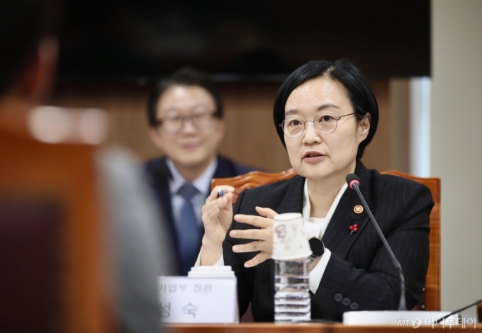 (서울=뉴스1) = 한성숙 중소벤처기업부 장관이 18일 서울 종로구 서울지방국세청에서 열린 'AI 중소&middot;스타트업 성장 지원을 위한 MOU 체결식'에서 인사말을 하고 있다. (중소벤처기업부 제공. 재판매 및 DB 금지) 2025.12.18/뉴스1  Copyright (C) 뉴스1. All rights reserved. 무단 전재 및 재배포,  AI학습 이용 금지. /사진=(서울=뉴스1)