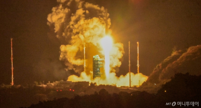  한국형 발사체 누리호(KSLV-Ⅱ)가 11월 27일 새벽 전남 고흥군 나로우주센터에서 4차 발사를 맞아 우주로 날아오르고 있다.   사잔=/뉴스1  