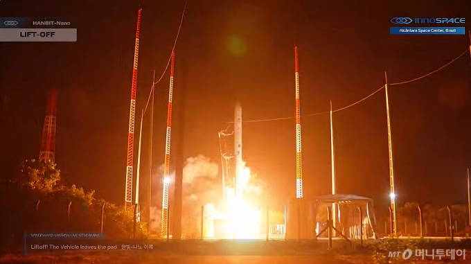 23일 오전(한국시간) 브라질 알칸타라 우주센터에서 발사되고 있는 이노스페이스의 상업 우주로켓 '한빛 나노'가 발사되고 있다. /사진=뉴스1(이노스페이스 유튜브 생중계 갈무리
