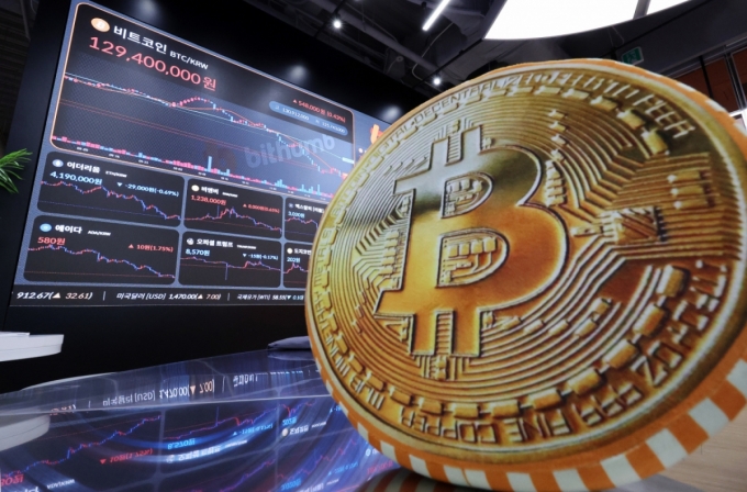 지난 2일 서울 강남구 빗썸 라운지 전광판에 비트코인 시세가 나타나고 있다./사진=뉴스1