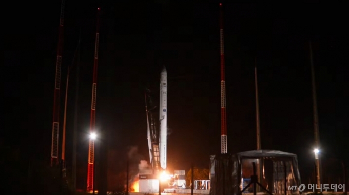 [서울=뉴시스] 23일(한국 시간) 브라질 공군 산하 알칸타라 우주센터에서 민간 우주발사체 기업 이노스페이스의 첫 상업 발사체 '한빛-나노(HANBIT-Nano)'가 발사되고 있다. /사진=뉴시스(이노스페이스 유튜브 캡쳐)