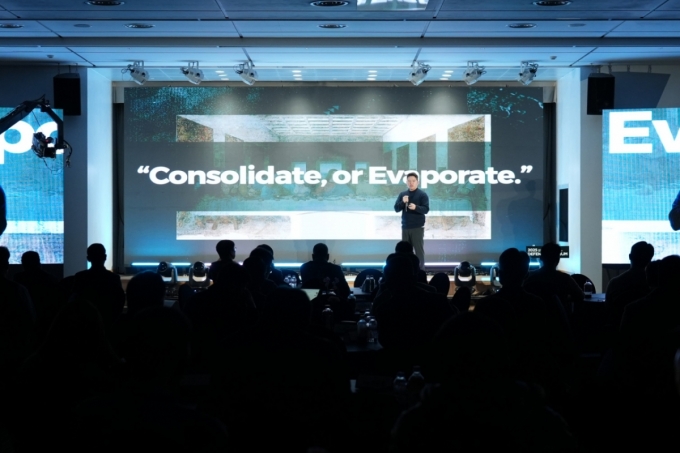 조성원 뉴타입인더스트리즈 대표가 지난 5일 군사연구플랫폼 워랩이 주최한 '2025 디펜스포럼'에서 발표하고 있다. 'AI시대 방산 생태계 혁신 방안'을 주제로 열린 포럼으로 조성원 대표와 이용관 블루포인트파트너스 대표가 모두 발표를 진행했다 /사진=블루포인트파트너스