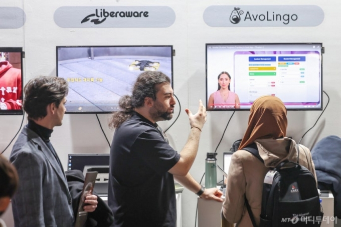 지난해 서울 강남구 코엑스에서 열린 글로벌 스타트업 페스티벌 '컴업(COMEUP) 2024'. 한국에 진출한 외국인 창업자들이 사업을 소개하고 있다. /사진=뉴스1