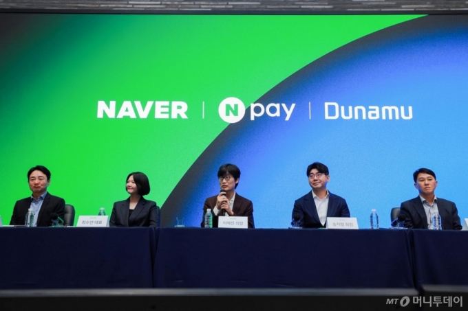 [서울=뉴시스] 이해진 네이버 이사회 의장이 27일 경기 성남시 네이버 1784에서 열린 '네이버-네이버파이낸셜-두나무 3사 공동 기자간담회'에서 발표하고 있다. 왼쪽부터 박상진 Npay 대표, 최수연 네이버 대표이사, 이 의장, 송치형 두나무 회장, 오경석 두나무 대표이사. (사진=산업통상부 제공) 2025.11.27. 
