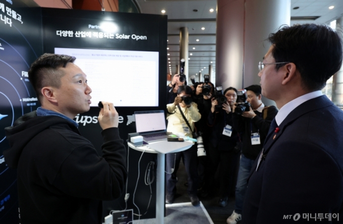 [서울=뉴시스] 이영환 기자 = 배경훈 부총리 겸 과학기술정보통신부 장관이 30일 오후 서울 강남구 코엑스에서 열린 독자 AI 파운데이션 모델 프로젝트 1차 발표회에 참석하며 업스테이지 부스를 살펴보고 있다. 2025.12.30. 20hwan@newsis.com /사진=이영환