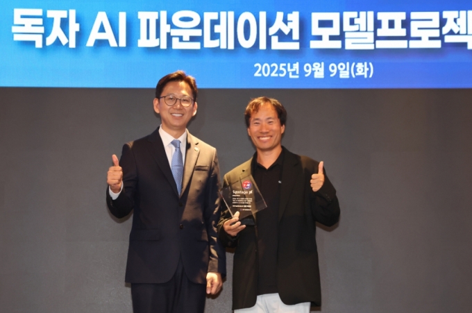 배경훈 과학기술정보통신부 장관이 9일 서울 중구 르메르디앙 서울 명동 호텔에서 열린 독자 AI 파운데이션 모델 프로젝트 착수식에서 김성훈 업스테이지 대표에게  K-AI 앰블럼을 전달하고 있다. /사진=뉴스1