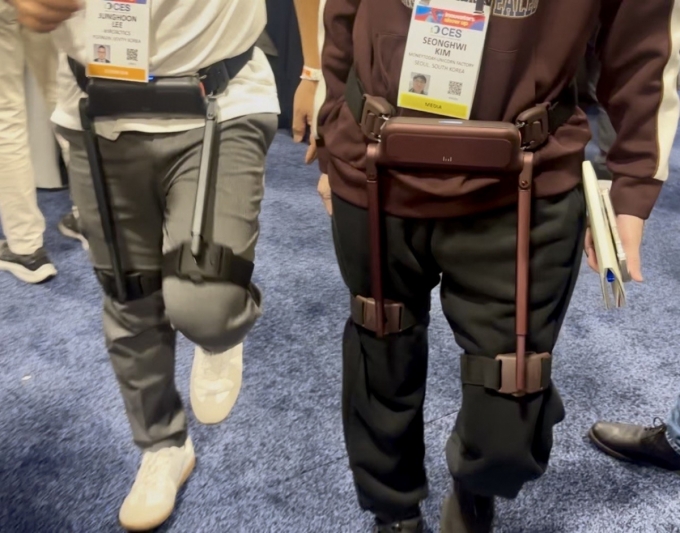 본지 기자(오른쪽)가 4일(현지시간) 미국 라스베이거스에서 '위로보틱스' 보행로봇을 착용하고 전시장을 걷고 있다/사진= 남미래 