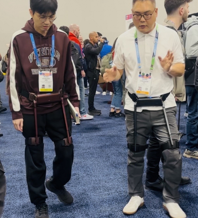 본지 기자(왼쪽)가 4일(현지시간) 미국 라스베이거스에서 '위로보틱스' 관계자로부터 보행로봇에 대한 설명을 듣고있다./사진= 남미래