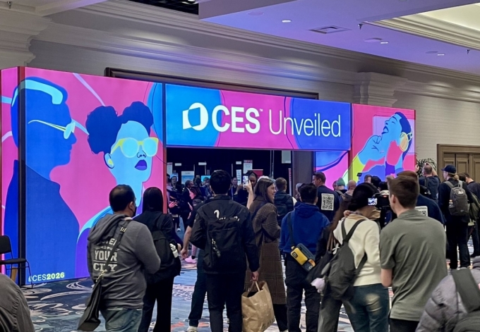 4일(현지시간) 미국 라스베이거스에서 열린 CES '언베일드' 전시장에 취재진이 붐비는 모습./사진= 김성휘 