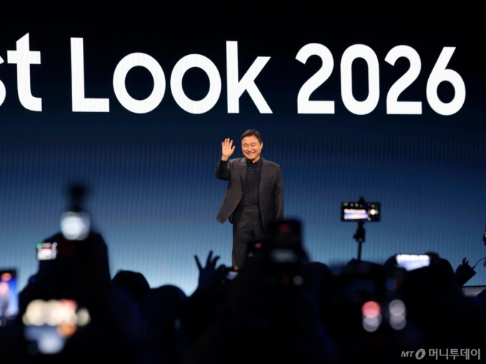 (라스베이거스(미국)=뉴스1) 황기선 기자 = 노태문 삼성전자 대표이사 사장이 미국 라스베이거스 윈 호텔에서 열린 CES 2026 '더 퍼스트룩' 프레스 컨퍼런스에서 연설을 위해 입장해 인사하고 있다.  2026.1.5/뉴스1  Copyright (C) 뉴스1. All rights reserved. 무단 전재 및 재배포,  AI학습 이용 금지. /사진=(라스베이거스(미국)=뉴스1) 황기선 기자