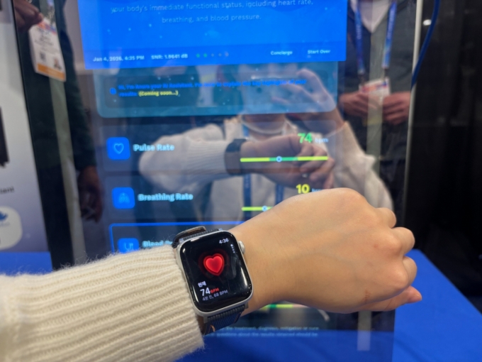 누라루직스의 부스를 직접 체험해보니 애플워치 심박수(74BPM)과 누라로직스가 얼굴 영상만 보고 측정한 심박수가 일치했다./사진=남미래 기자