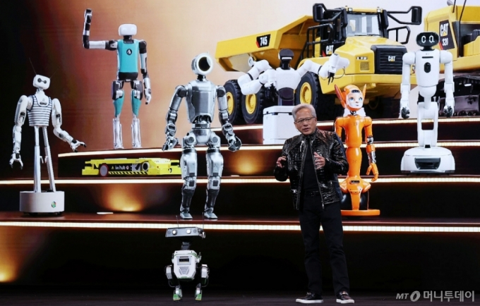 (라스베이거스=뉴스1) 황기선 기자 = 젠슨 황 엔비디아 CEO가 5일(현지시간) 미국 네바다주 라스베이거스 퐁텐블로 호텔에서 열린 엔비디아 CES 2026 라이브에서 로봇과 함께 기조연설을 하고 있다. (공동취재) 2026.1.6/뉴스1  Copyright (C) 뉴스1. All rights reserved. 무단 전재 및 재배포,  AI학습 이용 금지. /사진=(라스베이거스=뉴스1) 황기선 기자