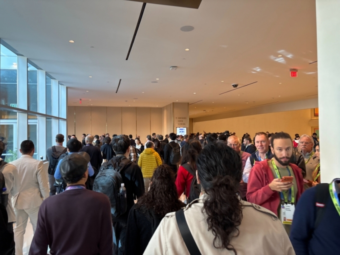 5일 라스베이거스 퐁텐블루호텔에서 열린 젠슨 황 엔비디아 CES 특별연설을 듣기 위해 모인 사람들/사진=남미래 기자