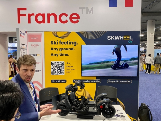 6일 CES 2026 유레카파크에 프랑스의 개인모빌리티 기업이 방문객을 만나고 있다./사진=김성휘 