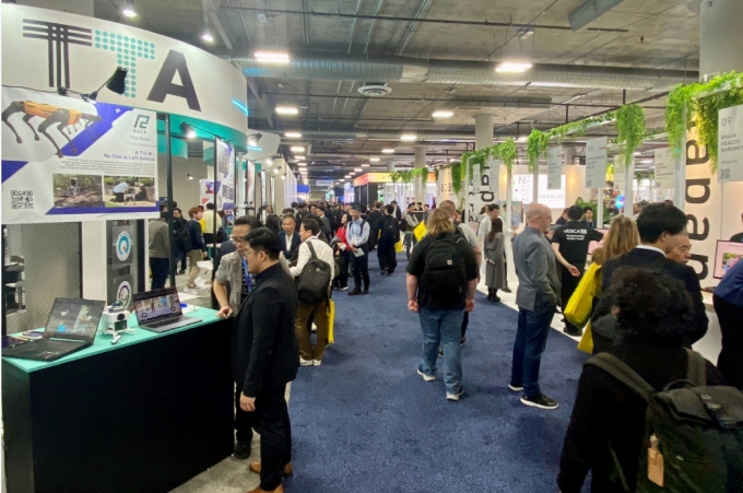 6일 CES 2026 유레카파크에 대만관(왼쪽), 일본관(오른쪽)이 운영되고 있다./사진=김성휘 