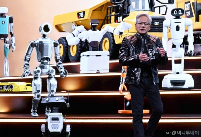 (라스베이거스=뉴스1) 황기선 기자 = 젠슨 황 엔비디아 CEO가 5일(현지시간) 미국 네바다주 라스베이거스 퐁텐블로 호텔에서 열린 엔비디아 CES 2026 라이브에서 특별연설을 하고 있다. (공동취재)   2026.1.6/뉴스1  Copyright (C) 뉴스1. All rights reserved. 무단 전재 및 재배포,  AI학습 이용 금지. /사진=(라스베이거스=뉴스1) 황기선 기자