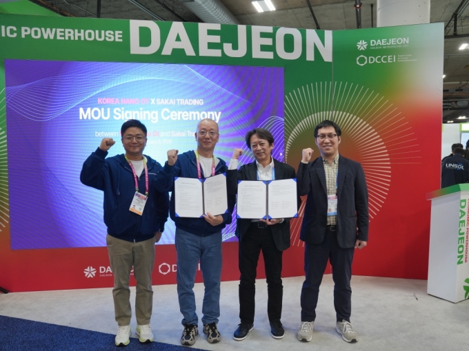 (왼쪽부터)한국나노오트의 이종혁 기술팀장, 김우식 대표, 사카이상사 뉴욕지부의 히로시마이지마 법인장, 겸 킴 매니저가 6일(현지시간)미국 라스베이거스에서 열린 CES 2025에서 유통 계약을 체결했다./사진제공=한국나노오트