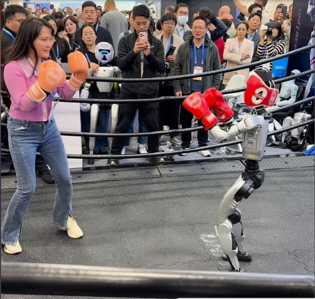 CES 2026에서 중국 유니트리 로봇 G1이 사람과 복싱을 하고 있다./사진=소셜미디어  