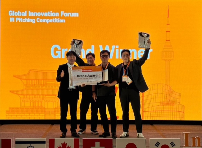 김현우 SBA 대표(맨 왼쪽)와 퍼스트해빗 임직원이 7일 미국 라스베이거스 글로벌 이노베이션 포럼에서 수상을 축하하고 있다./사진=남미래