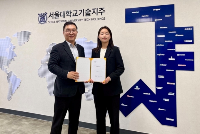 목승환 서울대기술지주 대표(왼쪽)와 조민지 요양의정석 대표 /사진=서울대기술지주 제공