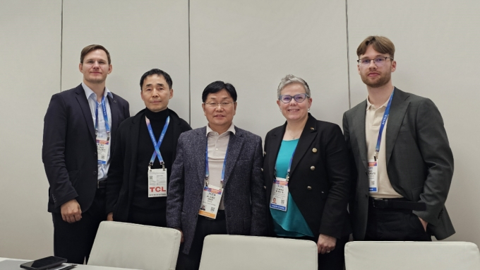 데이톤과 리투아니아 측 관계자들이 기념사진을 촬영하고 있다. /사진=데이톤 제공