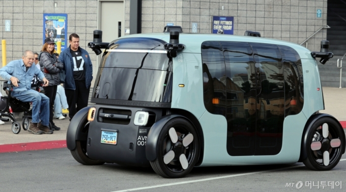 (라스베이거스(미국)=뉴스1) 황기선 기자 = 세계 최대 IT(정보기술)&middot;가전 전시회 'CES 2026' 개막을 이틀 앞둔 4일(현지시간) 미국 네바다주 라스베이거스 거리에 아마존의 로보택시 '죽스(ZOOX)'가 도로를 주행하고 있다.   이 자율주행 택시는 운전자는 물론 스티어링휠과 페달, 계기반 등이 아예 없는 것이 특징이다. 2026.1.5/뉴스1  Copyright (C) 뉴스1. All rights reserved. 무단 전재 및 재배포,  AI학습 이용 금지. /사진=(라스베이거스(미국)=뉴스1) 황기선 기자