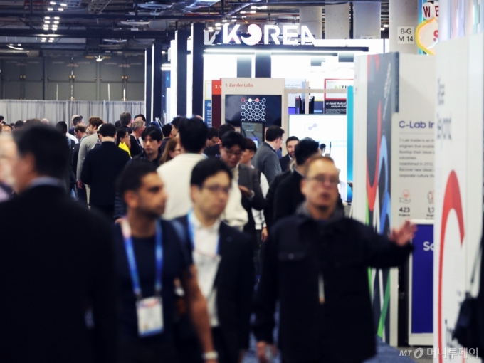 (라스베이거스=뉴스1) 황기선 기자 = 세계 최대 IT(정보기술)&middot;가전 전시회 'CES 2026' 개막 이틀차인 7일(현지시간) 미국 네바다주 라스베이거스 베네치안엑스포 유레카관에서 관람객들이 '통합한국관'을 살펴보고 있다.  2026.1.8/뉴스1  Copyright (C) 뉴스1. All rights reserved. 무단 전재 및 재배포,  AI학습 이용 금지. /사진=(라스베이거스=뉴스1) 황기선 기자