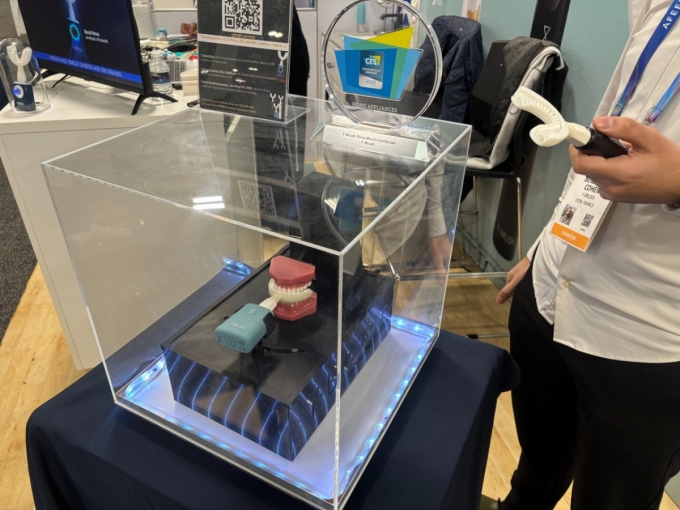 프랑스 스타트업이 CES 2026에서 선보인 음파 칫솔/사진=남미래 기자