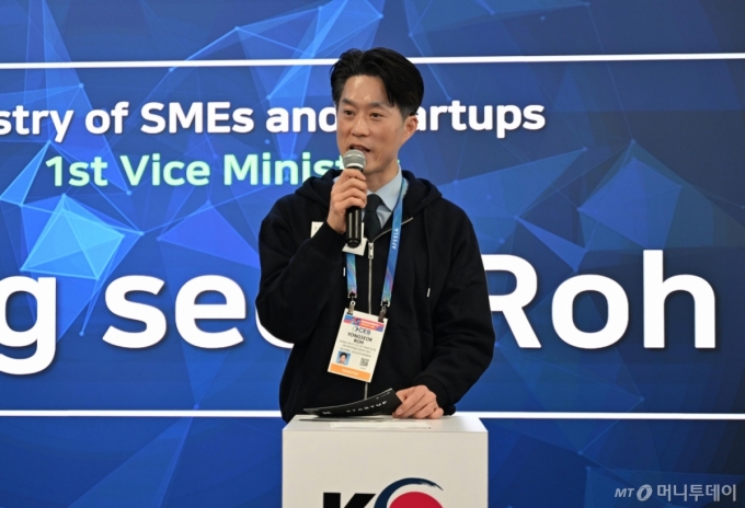[서울=뉴시스] 노용석 중소벤처기업부 제1차관이 6일(현지 시간) 미국 라스베이거스에서 열린 CES 2026 K-스타트업 통합관 개관식에서 개회사를 하고 있다. (사진=중소벤처기업부 제공) 2026.01.07. photo@newsis.com *재판매 및 DB 금지 /사진=류현주