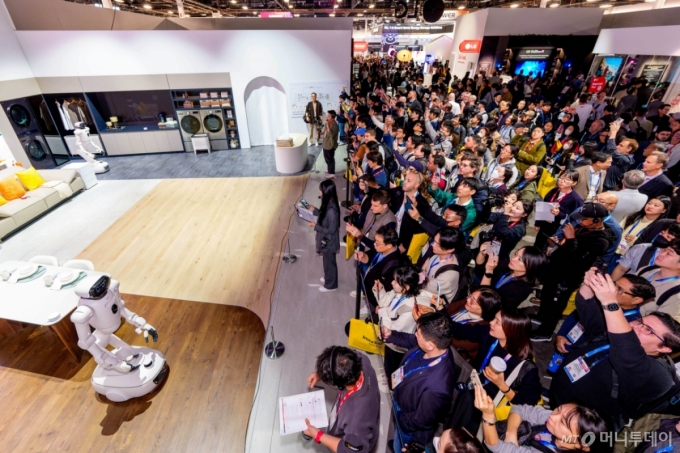 [라스베이거스=AP/뉴시스] 6일(현지 시간) 미 네바다주 라스베이거스에서 개막한 세계 최대 가전&middot;정보기술(IT) 박람회 'CES2026' LG 전자 전시관에서 관람객들이 인공지능(AI) 홈 로봇 클로이드(CLOiD)를 지켜보고 있다. 2026.01.07. /사진=민경찬