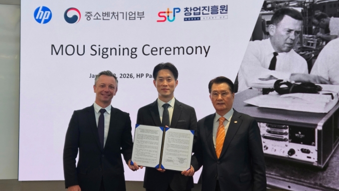 유종필 창업진흥원장(오른쪽)과 데이빗 맥쿼리 HP 최고사업책임자(CCO)가 업무협약을 맺고 있다. /사진=중소벤처기업부 제공