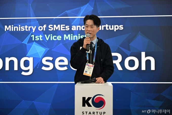 노용석 중소벤처기업부 제1차관이 6일(현지시간) 미국 라스베이거스에서 열린 CES 2026 &lsquo;K-스타트업 통합관 개관식&rsquo;에서 개회사를 하고 있다. /사진=중소벤처기업부 제공