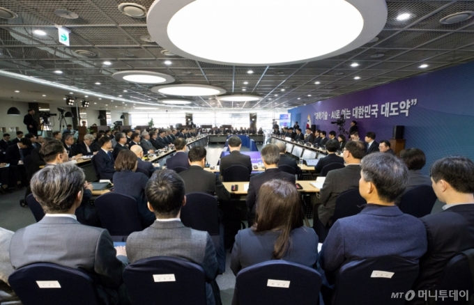 12일 오전 세종특별자치시 국가과학기술연구회에서 열린 '과학기술분야 출연연구기관 업무보고' 에서  배경훈 부총리 겸 과학기술정보통신부 장관의 발언이 유튜브로 생중계 되고 있다. 이날 국가과학기술연구회, 한국과학기술연구원 등 과학기술분야 출연연구기관 및 한국연구재단, 과학기술사업화진흥원, 연구개발특구진흥재단, 한국과학기술기획평가원, 기초과학연구원, 한국나노기술원, 한국원자력의학원 등이 업무보고를 실시했다. /사진=과학기술정보통신부