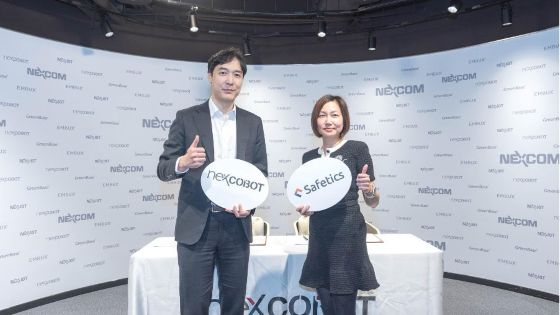 세이프틱스 신현섭 대표(왼쪽)와 넥스코봇 Jenny Shern General Manager(오른쪽)가 SafetyDesigner의 아시아 및 글로벌 시장 확대를 위한 협력을 발표했다/사진=네이버 D2SF