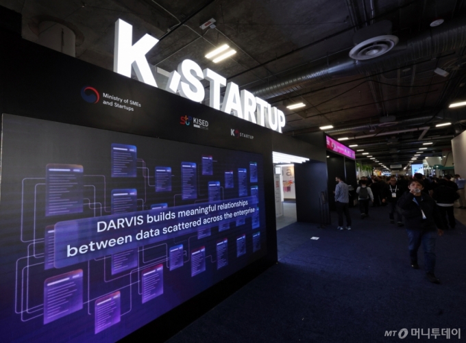 세계 최대 IT(정보기술)&middot;가전 전시회 'CES 2026' 개막 이틀차인 7일(현지시간) 미국 네바다주 라스베이거스 베네치안엑스포 유레카관에서 관람객들이 'K-스타트업'관을 둘러보고 있다.   2026.1.8/뉴스1  Copyright (C) 뉴스1. All rights reserved. 무단 전재 및 재배포,  AI학습 이용 금지. /사진=(라스베이거스=뉴스1) 황기선 기자