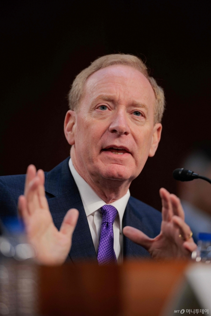 (워싱턴 AFP=뉴스1) 우동명 기자 = 브래드 스미스 MS 사장이 8일(현지시간) 워싱턴 의사당의 상원 상업, 과학, 교통 위원회 청문회에 출석해 "AI 경쟁에서 승리를 결정짓는 가장 중요한 요소는 전 세계에서 어떤 기술이 더 널리 채택되는지 여부이다"고 증언하고 있다. 2025.05.09  ⓒ AFP=뉴스1  Copyright (C) 뉴스1. All rights reserved. 무단 전재 및 재배포,  AI학습 이용 금지. /사진=(워싱턴 AFP=뉴스1) 우동명 기자