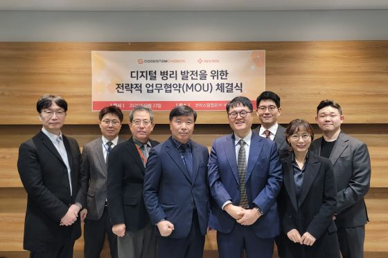 슈파스와 코아스템켐온 관계자들이 업무협약(MOU) 체결 후 기념 촬영을 하고 있다. (왼쪽 네 번째부터 코아스템켐온 CRO사업부 송시환 사장, 슈파스 김용환 대표)