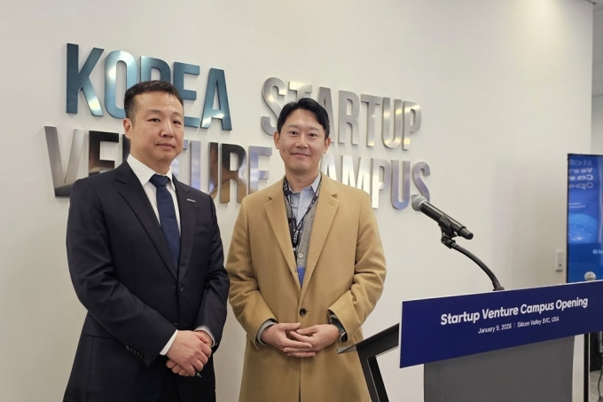현지시간 1월 9일, 미국 실리콘밸리에서 열린 K-스타트업센터(KSC) 실리콘밸리 개소식 현장. 김영준 중진공 KSC 실리콘밸리 소장(왼쪽)과 조준상 차봇모빌리티 부대표(CFO) /사진제공=차봇모빌리티