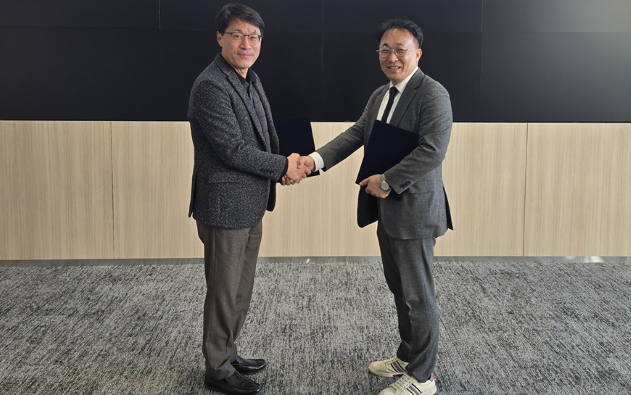 (왼쪽부터) 케이지에이 김옥태 대표와 고성엔지니어링 최창신 대표가 업무협약을 체결 후 기념촬영을 하고 있다/사진제공=고성엔지니어링
