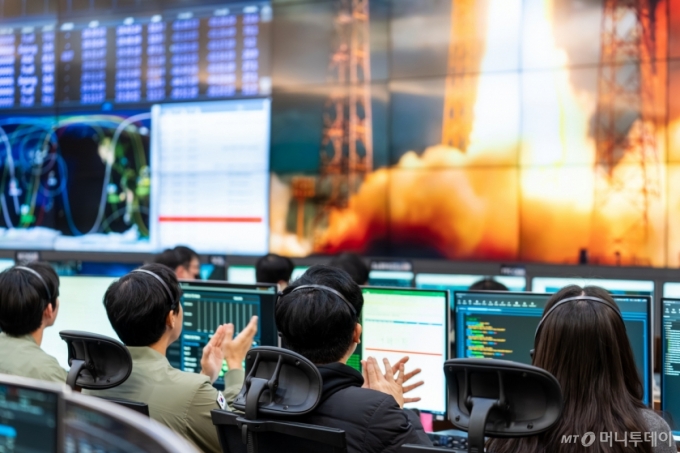 지난해 12월 2일 대전 한국항공우주연구원 위성종합관제실에서 연구진이 다목적실용위성 7호(아리랑 7호) 발사 성공 후 박수를 치고 있다 /사진=한국항공우주연구원