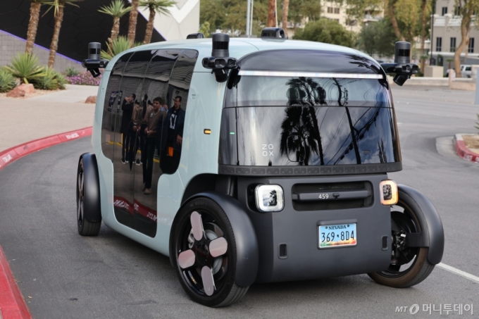 (라스베이거스(미국)=뉴스1) 황기선 기자 = 세계 최대 IT(정보기술)&middot;가전 전시회 'CES 2026' 개막을 이틀 앞둔 4일(현지시간) 미국 네바다주 라스베이거스 거리에 아마존의 로보택시 '죽스(ZOOX)'가 도로를 주행하고 있다.   이 자율주행 택시는 운전자는 물론 스티어링휠과 페달, 계기반 등이 아예 없는 것이 특징이다. 2026.1.5/뉴스1  Copyright (C) 뉴스1. All rights reserved. 무단 전재 및 재배포,  AI학습 이용 금지. /사진=(라스베이거스(미국)=뉴스1) 황기선 기자