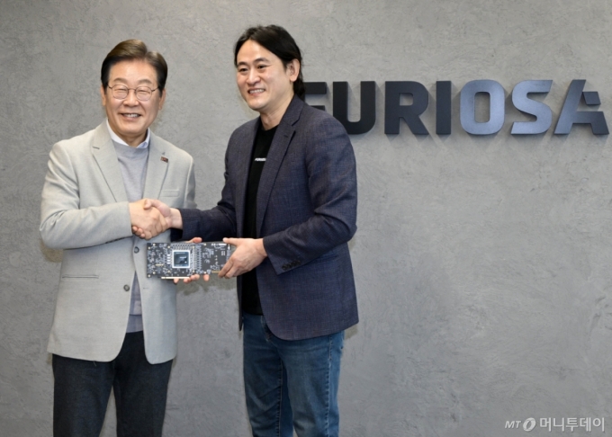 이재명 대통령이 지난해 4월 더불어민주당 대선후보 시절 서울 강남구 퓨리오사AI에서 백준호 퓨리오사AI 대표와 기념촬영을 하고 있다 /사진=뉴시스