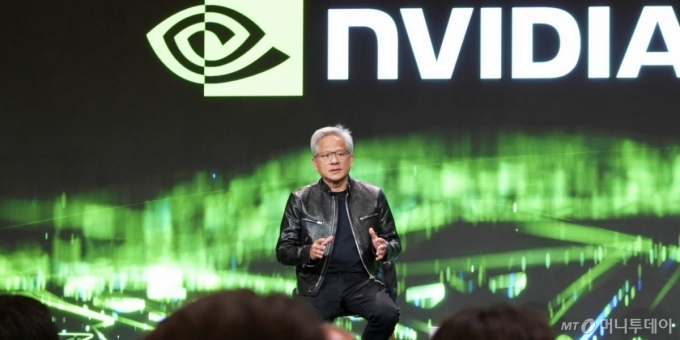 젠슨 황 엔비디아 CEO가 지난 1월6일(현지시간) 미국 라스베이거스 퐁텐블루호텔에서 열린 글로벌 미디어 간담회에서 답변하고 있다. /사진=김남이 기자