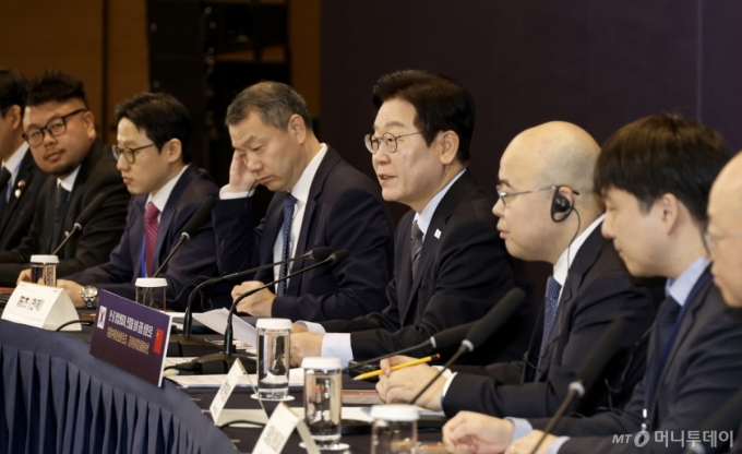 (상하이(중국)=뉴스1) 허경 기자 = 이재명 대통령이 7일 중국 상하이 국제회의중심에서 열린 한&middot;중 벤처스타트업 서밋에서 발언하고 있다. 2026.1.7/뉴스1  Copyright (C) 뉴스1. All rights reserved. 무단 전재 및 재배포,  AI학습 이용 금지. /사진=(상하이(중국)=뉴스1) 허경 기자